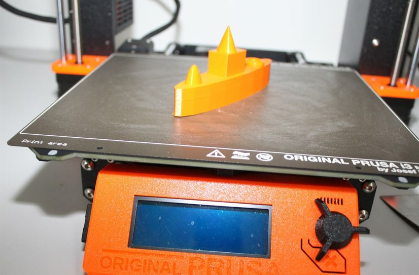 Das Lokallabor ist mit allerhand Technik ausgestattet. Neben Lasercutter, CNC-Fräse und Siebdruckpresse dürfen natürlich auch 3D-Drucker nicht fehlen.
