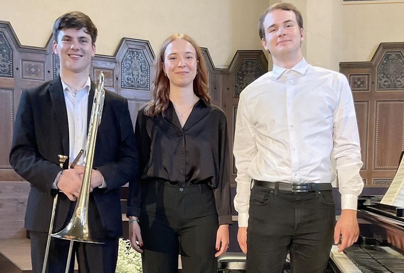 Bruno Bulang, Alina Obenaus und Samuel Hesse (v.l.n.r.) gestalteten in der Nikolaikirche Bad Liebenwerda gemeinsam mit dem Posaunenchor Bad Liebenwerda unter Leitung von Ulf Kluge ein sehr beeindruckendes Konzert.
