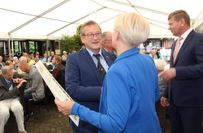 Schonsteinfegermeister Jürgen Kilian erhält seinen Goldenen Meisterbrief von Corina Reifenstein, Präsidentin der Handwerkskammer Cottbus.
