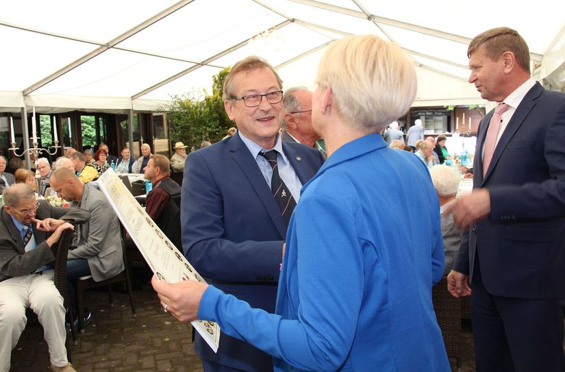 Schonsteinfegermeister Jürgen Kilian erhält seinen Goldenen Meisterbrief von Corina Reifenstein, Präsidentin der Handwerkskammer Cottbus.