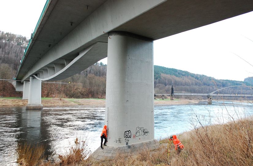 Seit Anfang Januar laufen Vermessungsarbeiten im Bereich der Elbebrücke in Bad Schandau. Als Standort für eine Behelfsbrücke käme auch die Eisenbahnbrücke (hinten rechts) in Frage.
