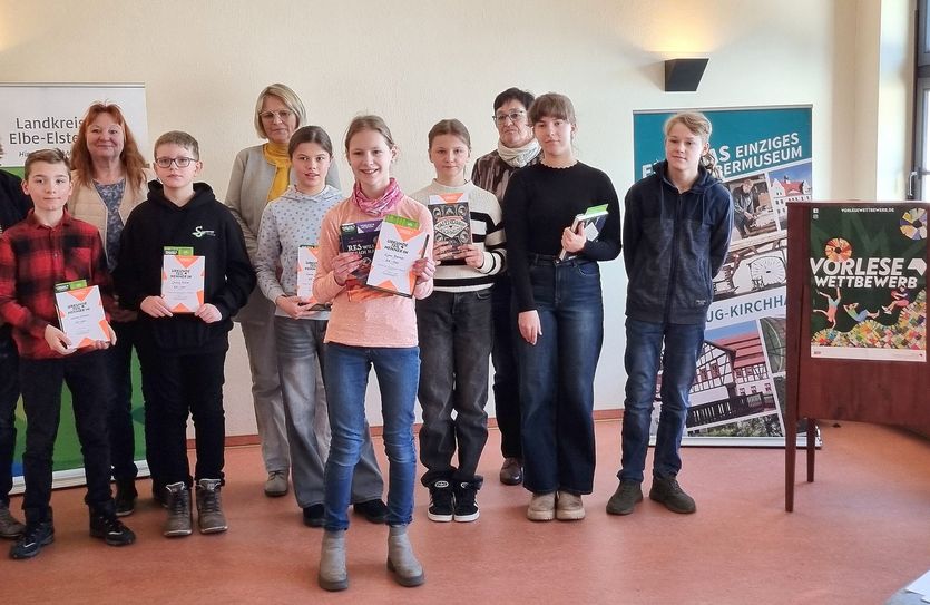 Die Schulsiegerin Doberlug-Kirchhain mit der Gewinnerin des Regionalentscheids Lynn Berndt (vorn) freuten sich über ihren Erfolg.