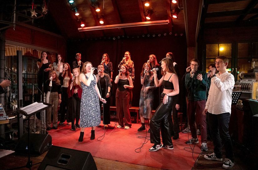 Die Young Voices Brandenburg sind zu Gast in Elbe-Elster. Der Jugendpopchor des Landes Brandenburg versammelt die begabtesten Nachwuchssängerinnen und -sänger des Bundeslandes, um sich stimmlich und musikalisch weiterzuentwickeln. Aktuell kommt ein Drittel der Chormitglieder von der Kreismusik- und Kunstschule Gebrüder Graun.