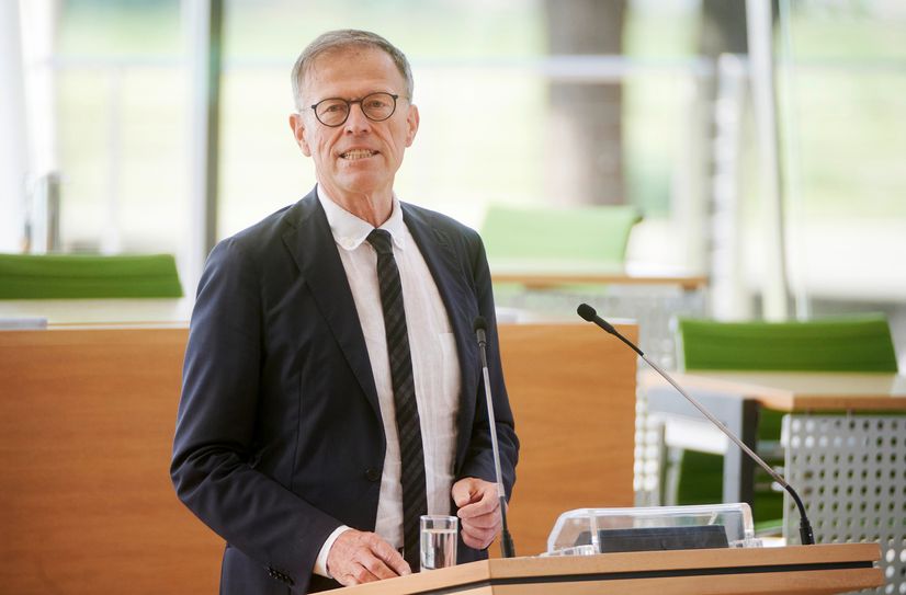 Landtagspräsident Matthias Rößler will schnell und effektiv weiterbauen. Der jetzige Landtag von 1993 mit seinem gläsernen Plenarsaal soll als erster neuer Parlamentsbau im Osten unter Denkmalschutz gestellt werden.