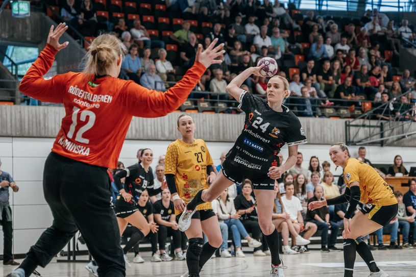 Oliwia Kaminska wartet auf den Wurf von Anica Müller. VfL Waiblingen
