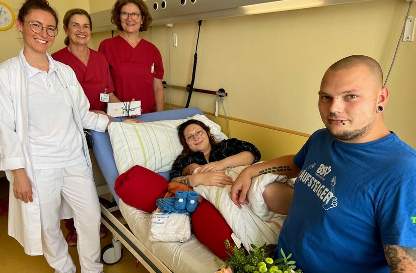 Dr. Jana Prade, Hebamme Kerstin Blankenburg und Schwester Michaela Dimitrow freuen sich mit den Eltern Jenny und Christopher Böhme mit ihrem kleinen Jonas - dem 1.000 Baby.