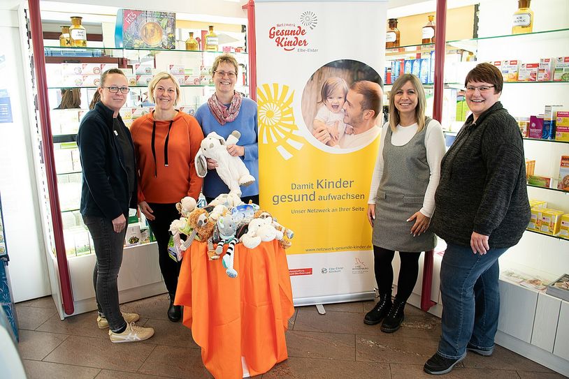 Nadine Eichhorst, Ilka Kube und Varinia Ulrich übergaben an Stefanie Dreyer und Nicole Noack (v.l.n.r.) vom Netzwerk Gesunde Kinder die von den Spendengeldern gekauften Geschenke. 
 Foto: Pressestelle Kreisverwaltung