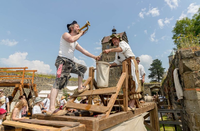 Matthias Hänsel (li.) und Thomas Grohmann holen Wasser aus dem 84 Meter tiefen Stolpener Basaltbrunnen.