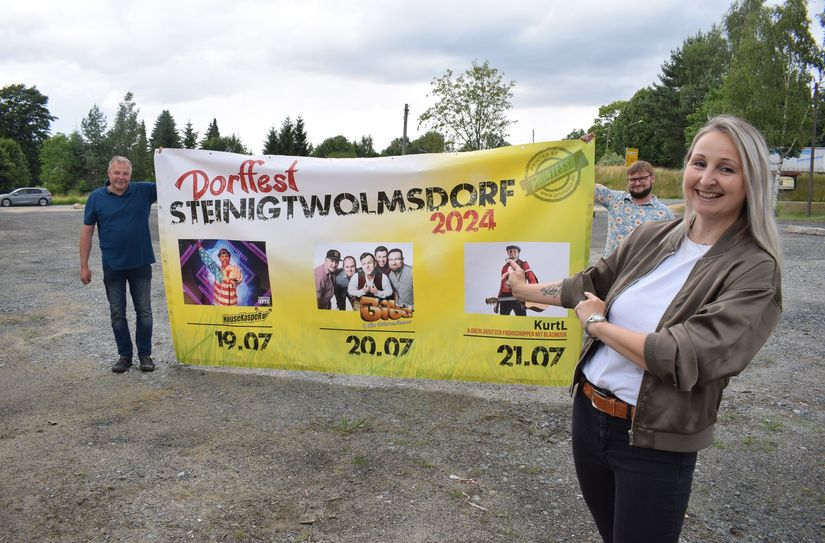 Mit Manuela Krenz, Marko Krenz (hinten links) und David Wolf steht ein Teil des Organisatoren-Teams auf dem Festplatz in Steinigtwolmsdorf.