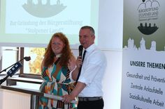 Stolpens Bürgermeister Maik Hirdina stellt die neue Vorstandsvorsitzende der Bürgerstiftung, Nicole Gräfe, vor.