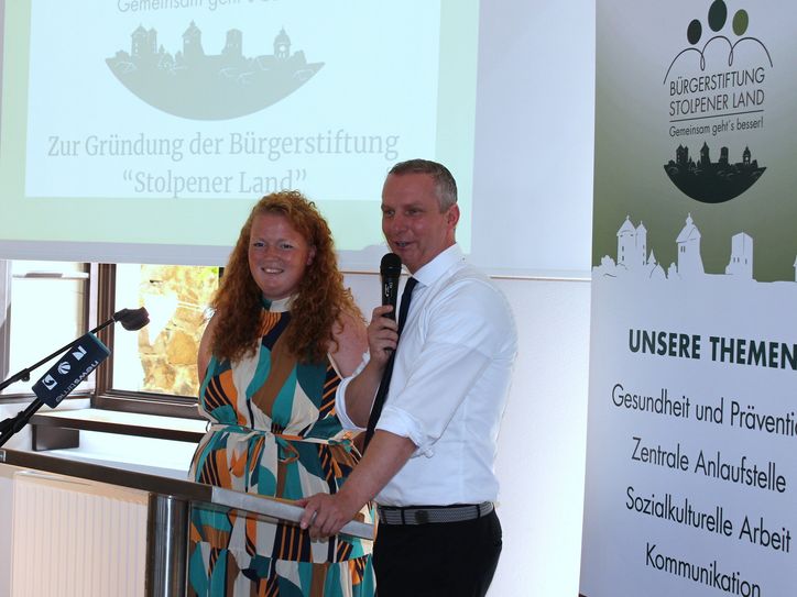 Stolpens Bürgermeister Maik Hirdina stellt die neue Vorstandsvorsitzende der Bürgerstiftung, Nicole Gräfe, vor.