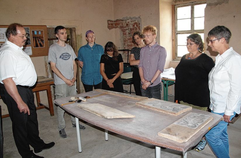 »Sommerakademie«: Studenten aus Dresden sicherten und erforschten die bemalten Deckenpanele des Wasserschlosses. Foto: Farrar