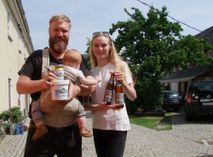 Die Ruhe vor dem großen Ansturm: Bio-Landwirt Ignac Wjesela (mit Tochter Helena) und seine Frau Anna-Rosina, hier mit selbst hergestellten Bioprodukten, bereiten sich in diesen Tagen auf das am Wochenende beginnende Folklorefestival der Domowina vor. Ihr Hof gehört zu den fünf Crostwitzer Gehöften, wo internationale Folklore-Ensembles am Samstag, 28. Juni, ab 19 Uhr,  auftreten werden. Auf Wjeselas Hof haben maximal 700 Besucher Platz.