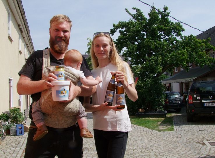 Die Ruhe vor dem großen Ansturm: Bio-Landwirt Ignac Wjesela (mit Tochter Helena) und seine Frau Anna-Rosina, hier mit selbst hergestellten Bioprodukten, bereiten sich in diesen Tagen auf das am Wochenende beginnende Folklorefestival der Domowina vor. Ihr Hof gehört zu den fünf Crostwitzer Gehöften, wo internationale Folklore-Ensembles am Samstag, 28. Juni, ab 19 Uhr,  auftreten werden. Auf Wjeselas Hof haben maximal 700 Besucher Platz.