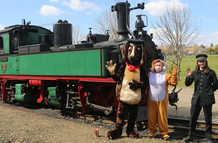 Der Lößnitzdackel und Osterhase Maxi Möhre freuen sich auf viele große und kleine Fahrgäste.