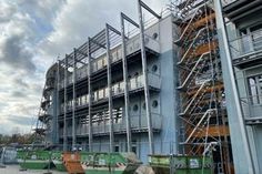 Der Landkreis nimmt auch in diesem Jahr viel Geld in die Hand, um die Sanierung seines Senftenberger Friedrich-Engels-Gymnasiums für die knapp 700 Schülerinnen und Schüler voranzutreiben. Aber auch in viele weitere Projekte kreisweit und zahlreiche Leistungen für die Menschen in OSL fließen Mittel. Wie viel und wo genau, regelt die 900-seitige Haushaltssatzung der Kreisverwaltung, welche dieser Tage vom Land bestätigt wurde.