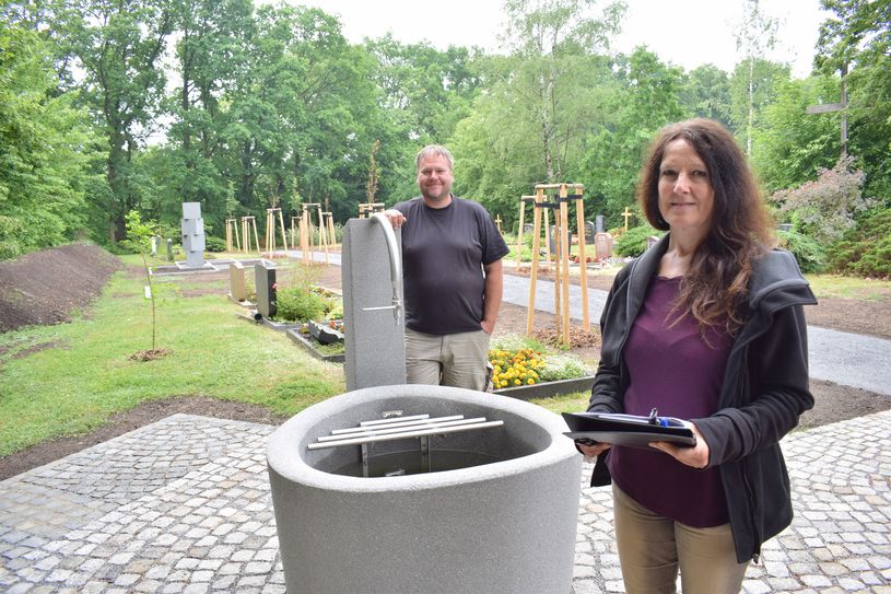 Für die Umgestaltung der Friedhöfe war die Landschaftsarchitektion Beate Hübner und der Geschäftsführer Hagen Wehle von der gleichnamigen Garten- und Landschaftsbaufirma beteiligt.