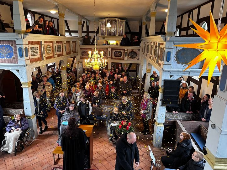 Mit Konfettiregen beim Gottesdienst wurde die Niewitzer Kirche am zweiten Advent nach langjähriger Sanierung eingeweiht.