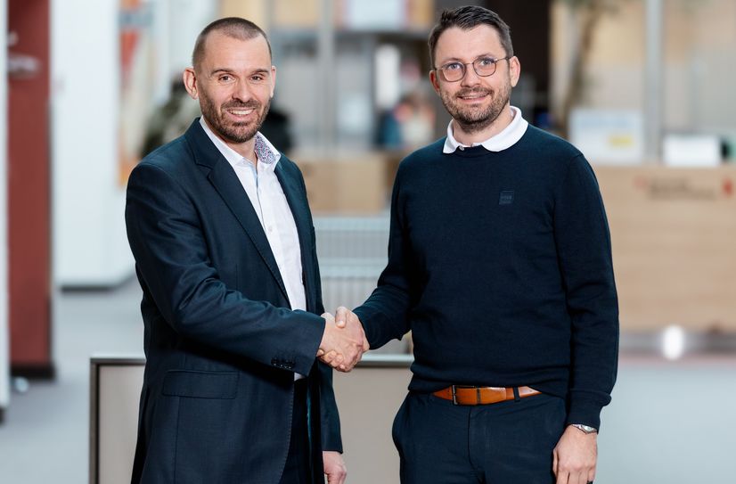 Philipp Smolka (re.) übergibt die Klinikgeschäftsführung an den Helios Weißeritztal-Kliniken an Dr. Ralf Schönherr.