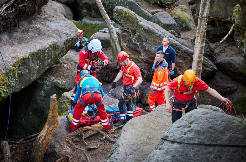 Rettungseinsatz der Bergwacht Pirna im Felsengebiet »Labyrinth« bei Langenhennersdorf im April 2022.
 Foto: Archiv / M. Förster
