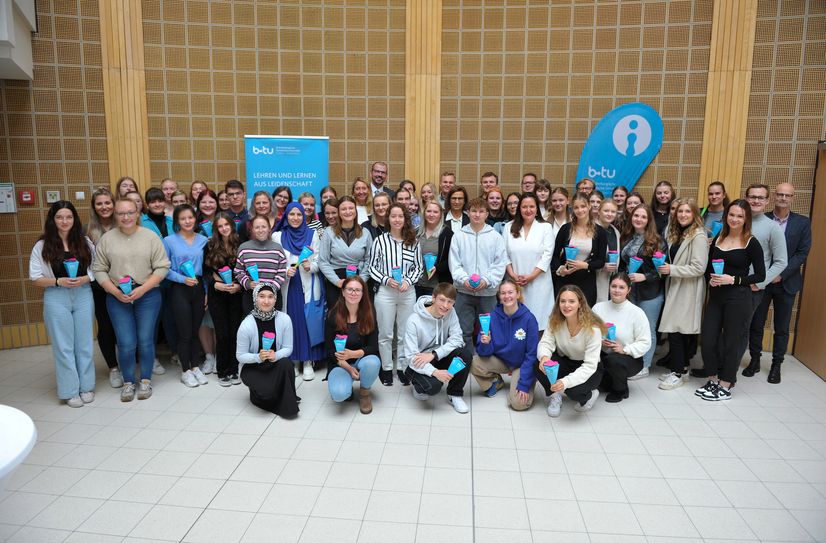 Gruppenbild mit dem Minister und den neuen Studenten des Lehramtsstudiengangs.