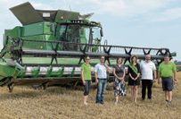 Geschäftsführerin der »Dorfheimat« Prausitz, Sybille Schmidt, Hirschsteins Bürgermeister Conrad Seifert, Landwirtschaftsstaatssekretärin Gisela Reetz, Erntekönigin Luisa, Präsident des Sächsischen Landesbauernverbandes e.V. und Vize des Deutschen Bauernverbandes , Torsten Krawczyk und Benjamin Dubiel, stellvertrender Pflanzenbauleiter der »Dorfheimat« treffen sich zum Ernteauftakt.  Foto: Farrar