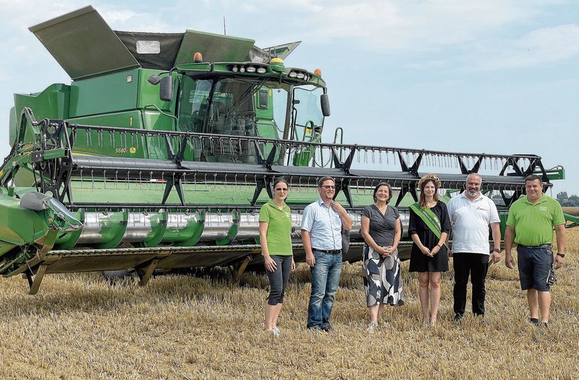 Geschäftsführerin der »Dorfheimat« Prausitz, Sybille Schmidt, Hirschsteins Bürgermeister Conrad Seifert, Landwirtschaftsstaatssekretärin Gisela Reetz, Erntekönigin Luisa, Präsident des Sächsischen Landesbauernverbandes e.V. und Vize des Deutschen Bauernverbandes , Torsten Krawczyk und Benjamin Dubiel, stellvertrender Pflanzenbauleiter der »Dorfheimat« treffen sich zum Ernteauftakt.  Foto: Farrar