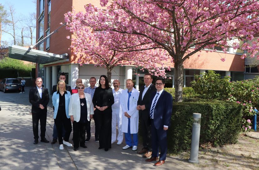Gesundheitsministerin Britta Müller (Mitte) besuchte das Elbe-Elster Klinikum am Standtort Finsterwalde.