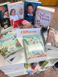 Spende der EGR für die Stadtteilbibliothek.