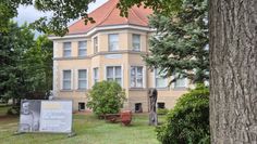 Ein neuer Glasbaum und Jazzmusik: Am 16. August wird der Garten des Glasmuseums Weißwasser zur Bühne.