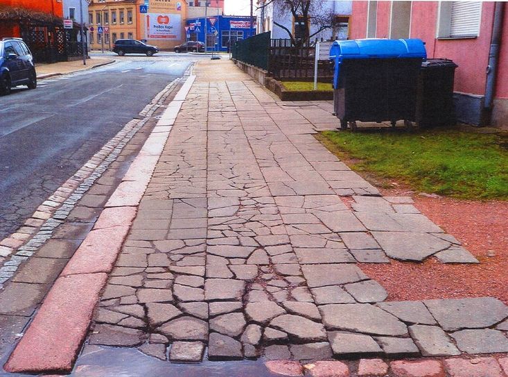 Die Entscheidung, dieses besonders schadhafte Teilstück des Gehweges instand zu setzen, geht auf Hinweise aus der Bürgerschaft zurück.        Foto: Stadt
