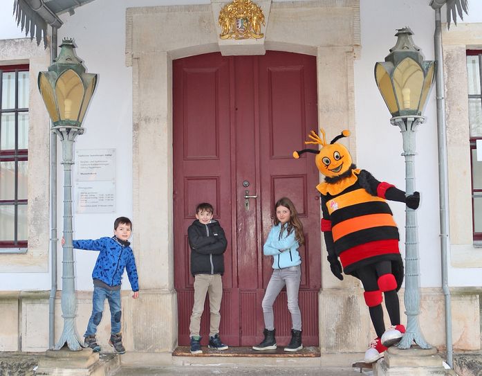 Carli, das Maskottchen der gleichnamigen Familienkarte. Wer sich zu den Kultur(all)Tagen auf den Weg macht, sollte sie einstecken.  Foto: Stadt Freital