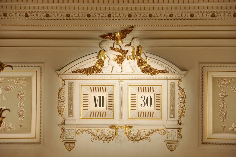 Die Uhr befindet sich im Bühnenportal, sie zeigt die Zeit im Fünf-Minuten-Takt an. Foto: Erik Schirmschar
