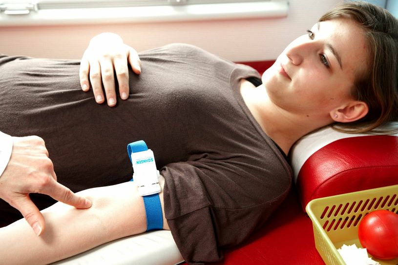 Blutspender sind Lebensretter: Etwa 107 Millionen Blutspenden werden weltweit pro Jahr benötigt. In Deutschland werden über das Jahr gesehen durch die Blutspendedienste des Deutschen Roten Kreuzes ca. drei Millionen Vollblutspenden für die Versorgung der Kliniken in Deutschland bereitgestellt. Foto: DRK-Blutspendedienst Ost/Guido Rehme