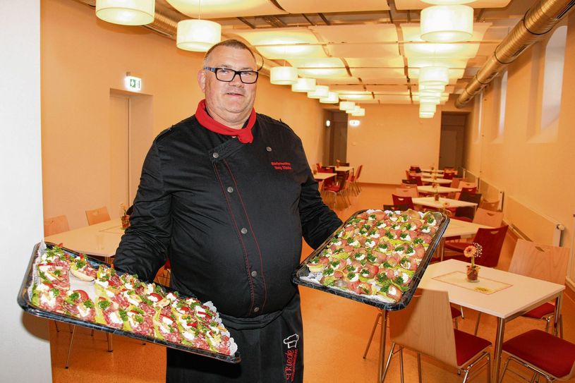 Küchenmeister Lutz Thiede ist der neue Pächter der Kantine „Zur Ratsecke“ im Gebäude des Landratsamtes in Lübben. Der Essensraum hinter ihm wurde im Zuge der Sanierungs- und Modernisierungsarbeiten des Landratsamtes neu geschaffen. Er bietet Platz für zirka 60 Personen. Foto: sts