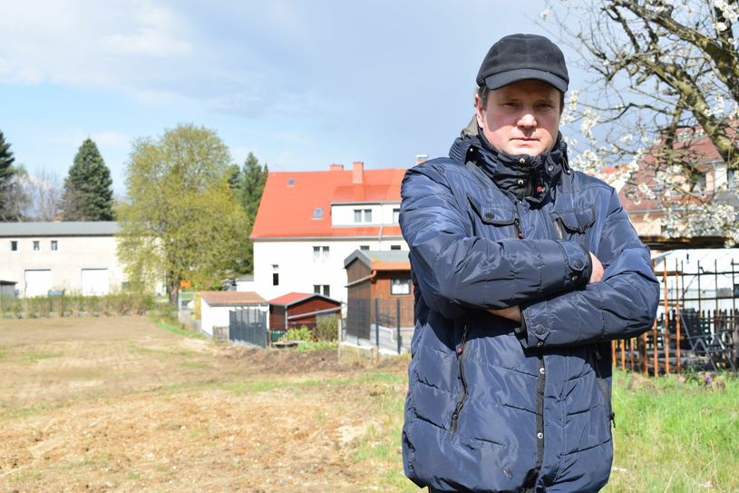 Steffen Herzog ist sauer. Genau hinter ihm, entlang der Grundstücksgrenzen, soll die neue Zufahrtsstraße für die neuen Eigenheimstandorte gebaut werden. Die Anwohner fürchten, viel Lärm und Abgasen ausgesetzt zu sein. Foto: spa