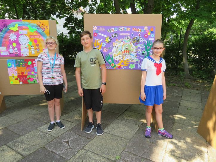 Josie, Levin und Emely mit den eingereichten Wettbewerbsbeiträgen. Foto: Silke Richter