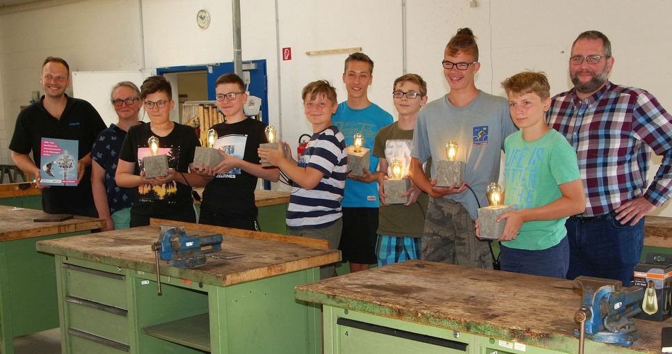 Sieben Jungs haben ihre Ferien mit einem Handwerkerkurs in der Offenen Werkstatt begonnen. Ihr »Lohn« sind viele Erfahrungen in den Bereichen Elektronik, Baugewerbe und Metallhandwerk sowie eine eigene Designlampe. Foto: Farrar