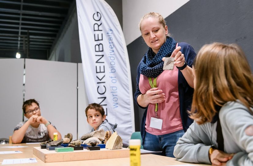 Workshopleiterin Stefanie Mösch mit den Juniordoktor-Teilnehmern.