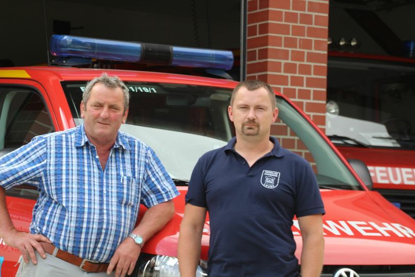 Frank Blumrich und Frank Kretschmer (rechts) am neuen MTW, dessen feierliche Übergabe das Festwochenende einleitet. Foto: Keil