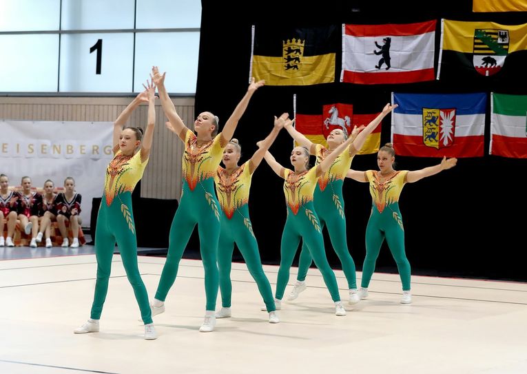 Das Dance Team mit Tessa Neumann (zweite von vorn). Fotos: Rainer Fleck