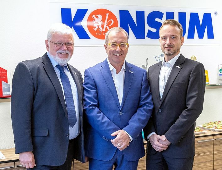 Gunther Seifert (li., 66) geht Ende Juli in den Ruhestand. Neben Roger Ulke (mi.) gehört Sören Goldemann (40) zum Vorstand. Foto: Konsum Dresden