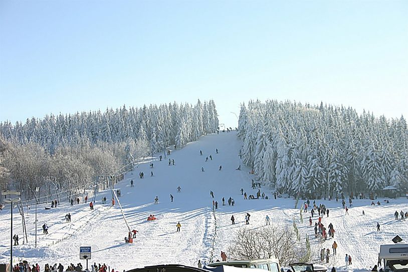 Ganz in Weiß: Der Altenberger Skihang.