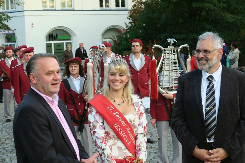 Eröffnung des 10. Mitternachtsshoppings 2017. Von links: Stv. Bürgermeister Jens Handreck, Rosenkönigin Jessica I. und Gewerbevereins-Chef Andreas Wolff. Foto: jho