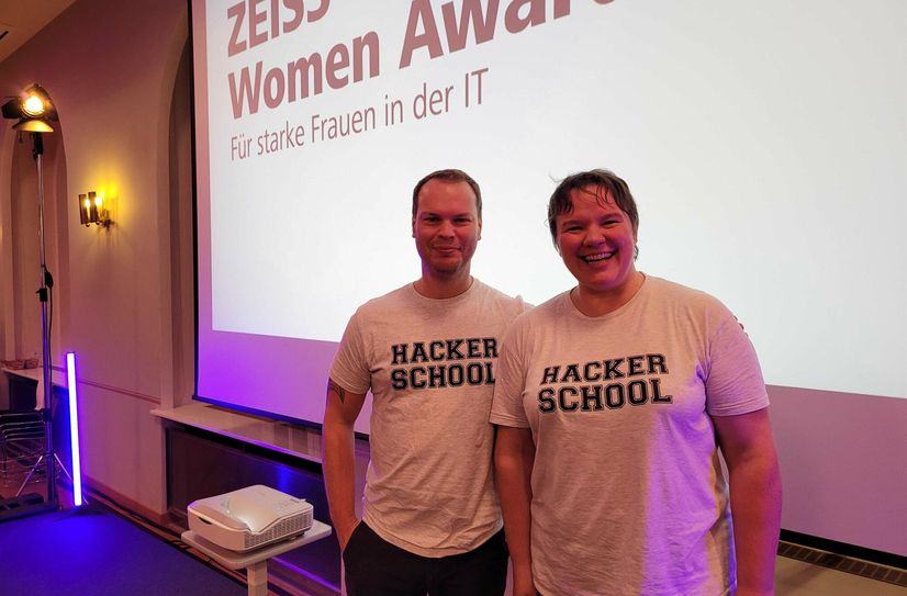 Sascha Bohn und GF Dr. Julia Freudenberg von der Hacker School beim diesjährigen Zeiss-Woman-Award. Die gemeinnützige IT-Schule macht sich besonders für Mädels stark.