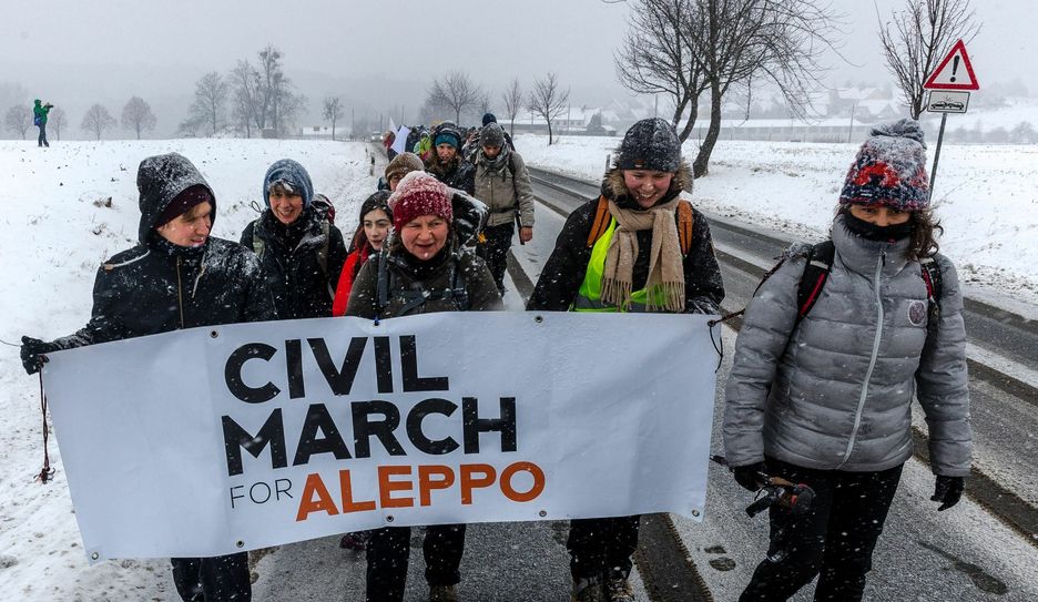 Der "Zivile Marsch für Aleppo" auf der S 173 von Heidenau nach Bad Gottleuba. Foto: M. Förster