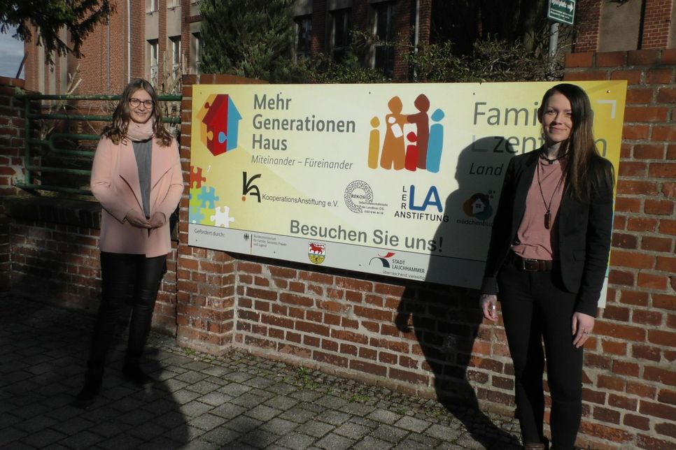 Lilli Teich (re.) und Vivien Eichhorn (li.) sind die Quartiersmanagerinnen der Stadt Lauchhammer.