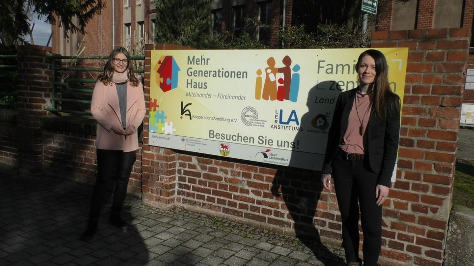 Lilli Teich (re.) und Vivien Eichhorn (li.) sind die Quartiersmanagerinnen der Stadt Lauchhammer.