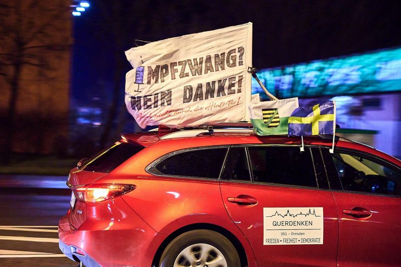 Neben zahlreichen Spaziergängen war Montagabend auch ein Autokorso von Dresden nach Pirna unterwegs. Nach Polizeiangaben beteiligten sich 130 Fahrzeuge daran. Fotos: Marko Förster