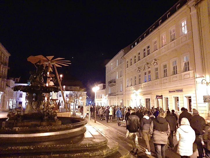 In Bad Schandau zählte die Polizei 360 "Spaziergänger" am Montagabend. Beobachter sprachen von etwa 600.